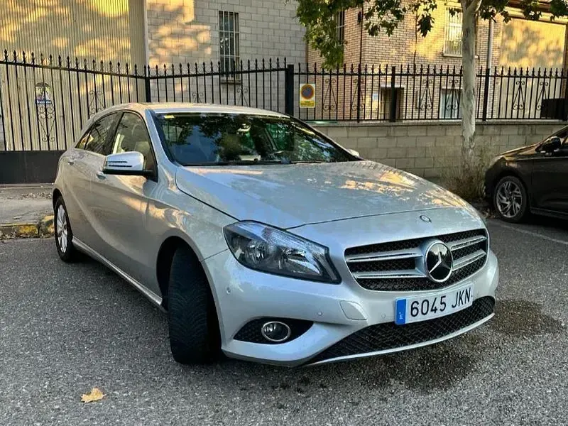 Usado Mercedes A180 Urban 109 CV (80 kW) 2014 Gris / plata Utilitario