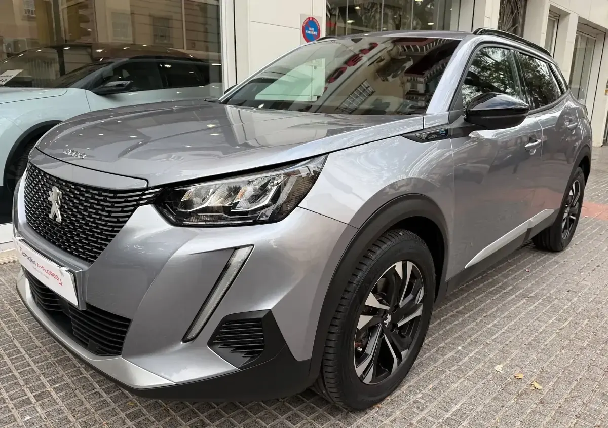 Usado Peugeot e-2008 Allure 100 kW (136 CV) 2023 Gris SUV