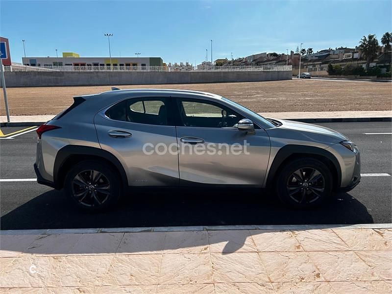 Usado Lexus UX Business Edition 184 CV (135 kW) 2020 Gris / plata SUV