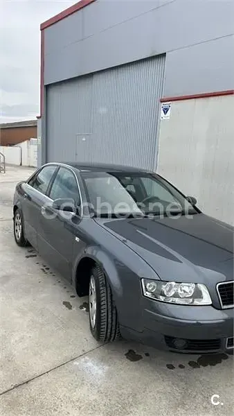 Usado Audi A4 130 CV (95 kW) 2002 Gris / plata Berlina