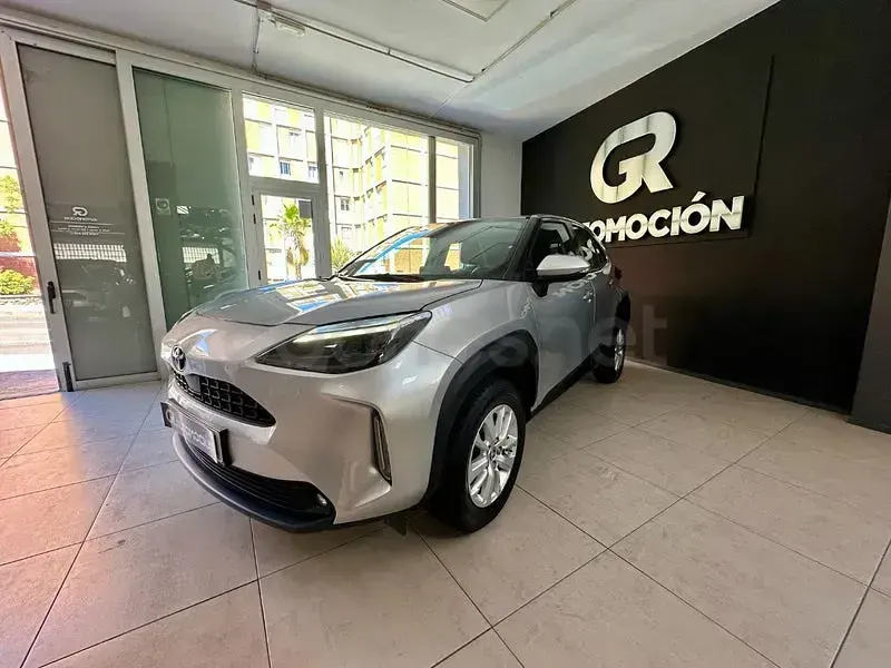 Usado Toyota Yaris 125 CV (91 kW) 2023 Gris / plata Utilitario