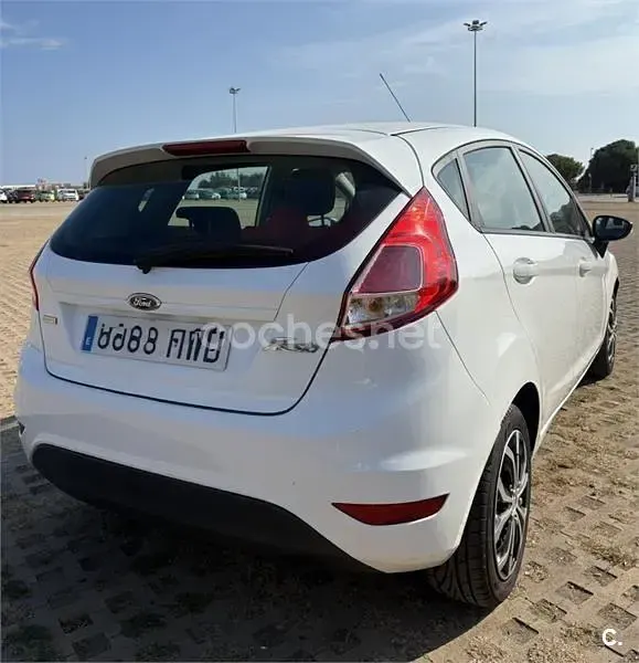 Usado Ford Fiesta Trend 100 CV (73 kW) 2014 Blanco Utilitario