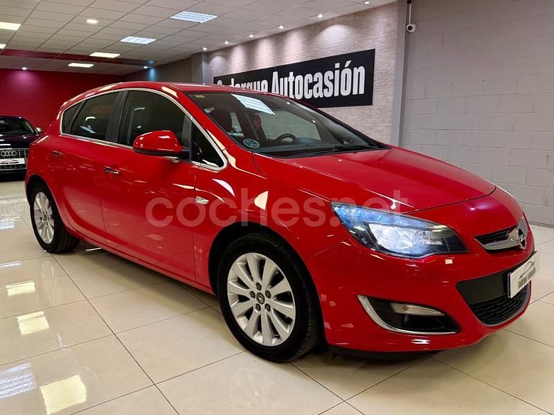 Rojo Usado 2013 Opel Astra Excellence Berlina | 7990 € (Precio justo) - Imagen 1/4