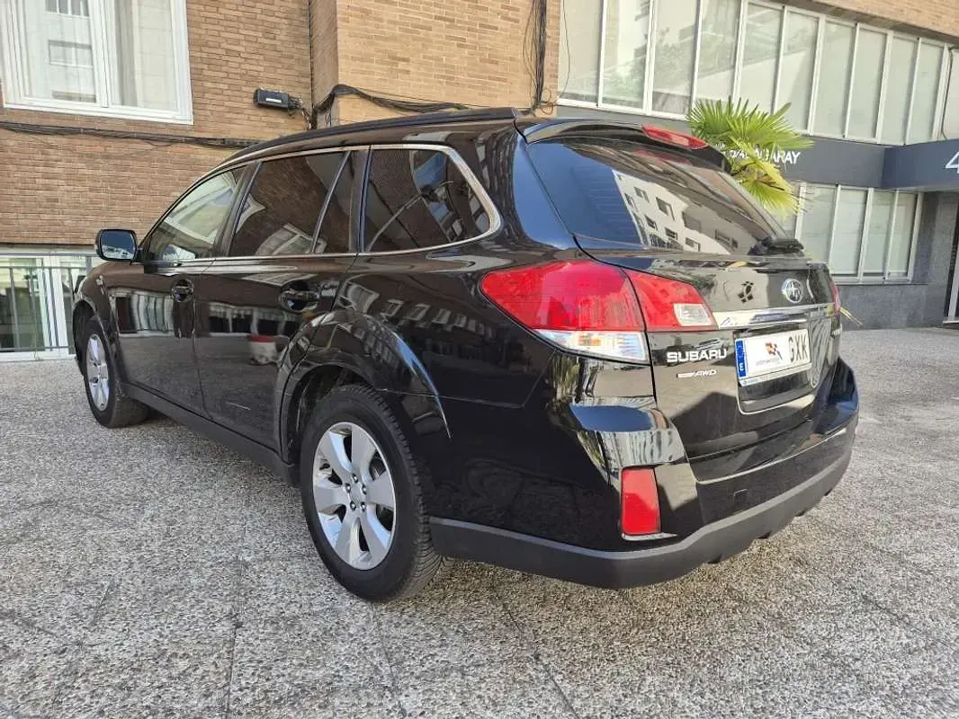 Usado Subaru Outback 165 CV (121 kW) 2010 Negro Familiar