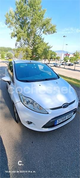 Blanco Usado 2011 Ford Fiesta Titanium Utilitario | 3750 € (Buen precio) - Imagen 1/4