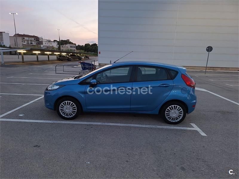 Usado Ford Fiesta Trend 82 CV (60 kW) 2011 Azul Berlina