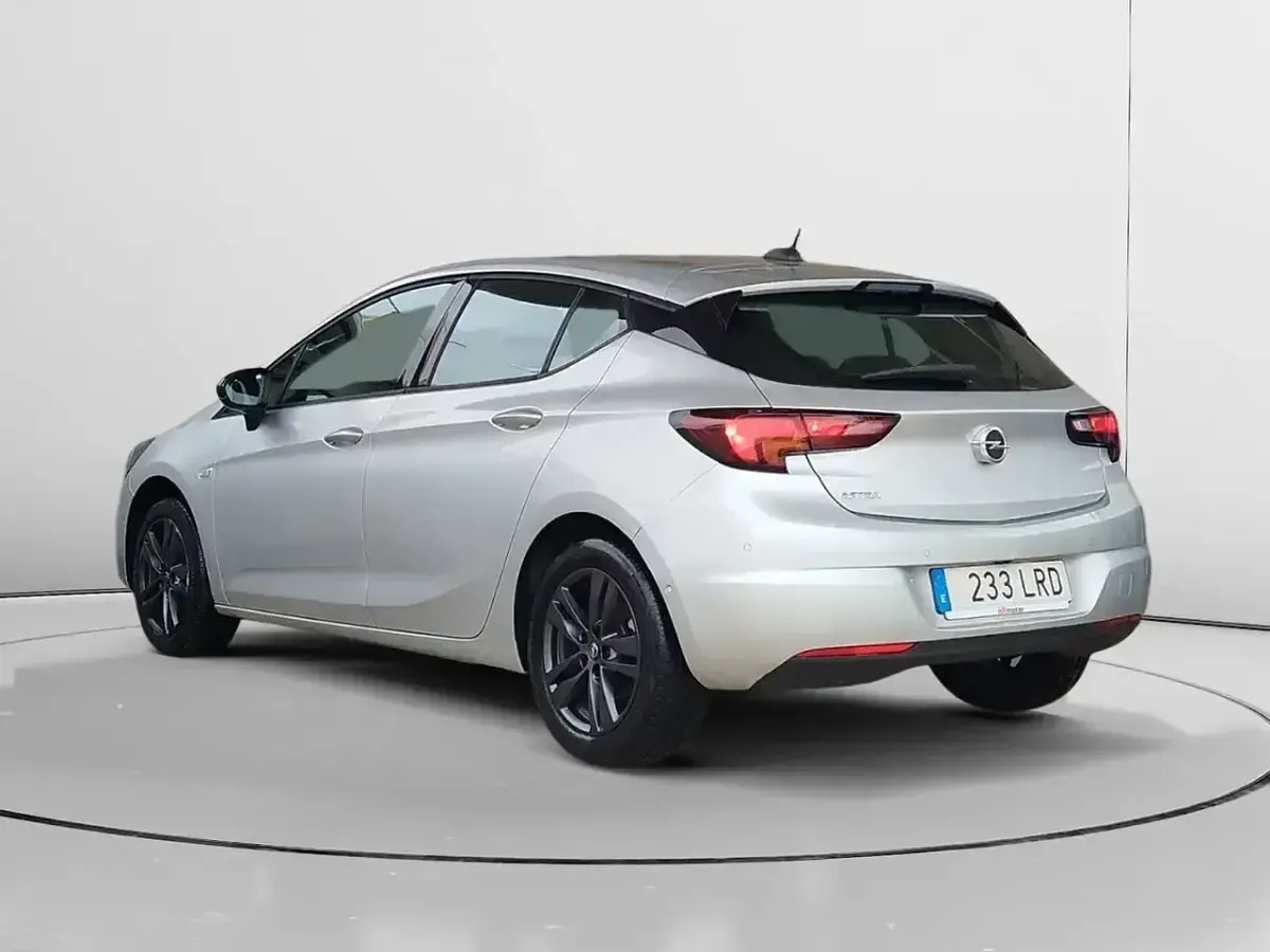 Usado Opel Astra Design & Tech 130 CV (95 kW) 2021 Gris