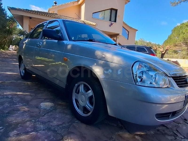 Usado Lada Priora 98 CV (72 kW) 2015 Gris / plata Berlina