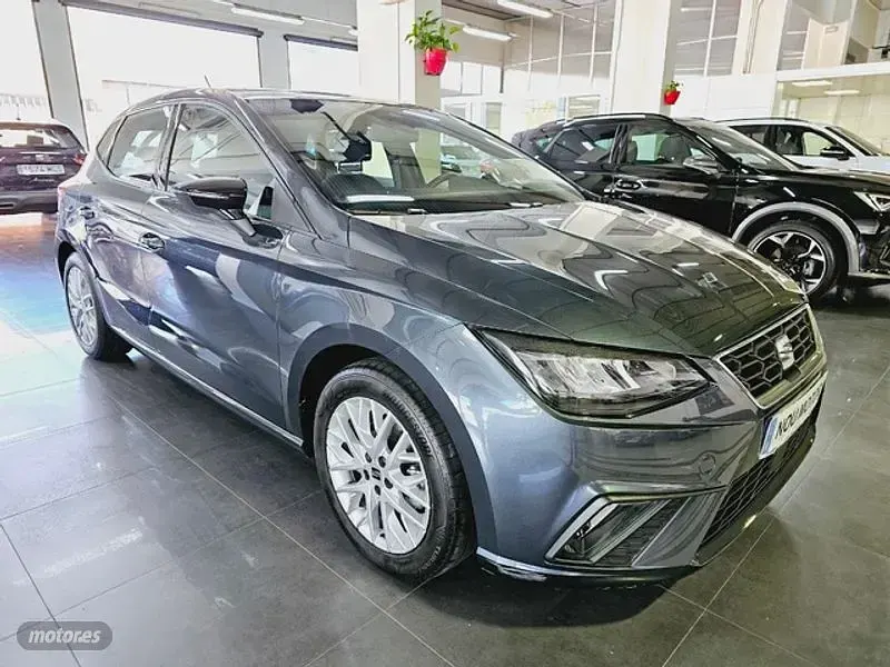Usado Seat Ibiza FR 115 CV (84 kW) 2025 Gris Utilitario