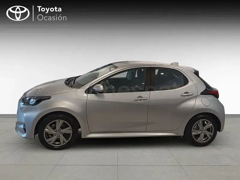Usado Toyota Yaris Hybrid Active 116 CV (85 kW) 2025 Gris / plata Berlina