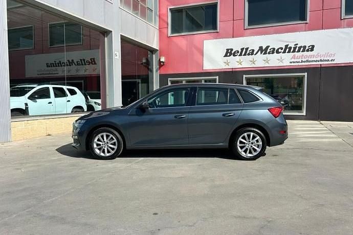 Usado Skoda Scala Ambition 111 CV (81 kW) 2021 Amarillo Utilitario