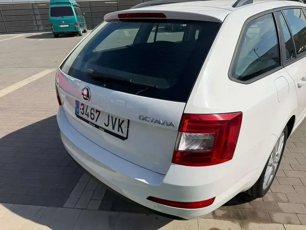 Usado Skoda Octavia Active 110 CV (80 kW) 2016 Blanco Familiar