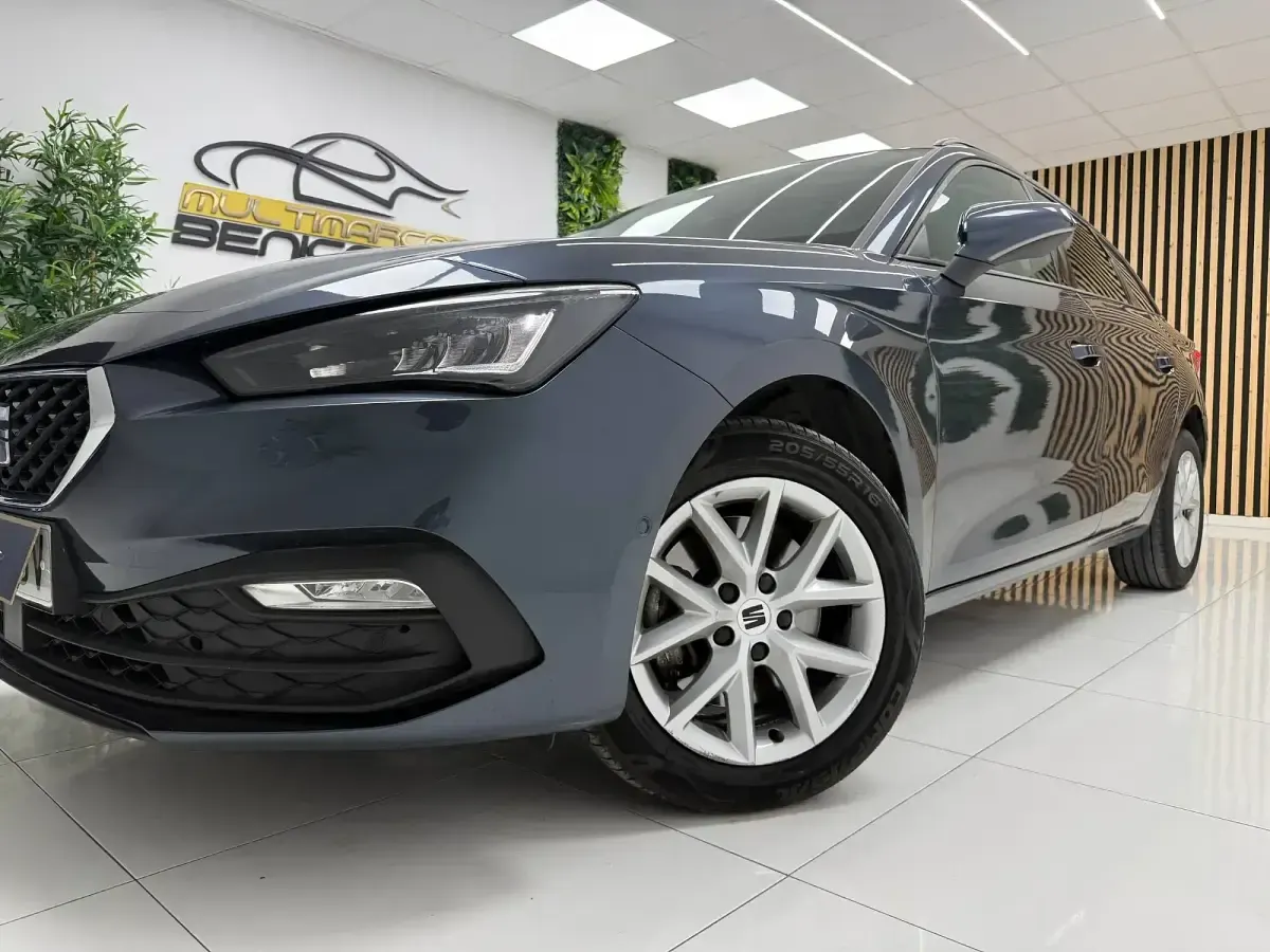 Usado Seat Leon Style 150 CV (110 kW) 2023 Azul Familiar