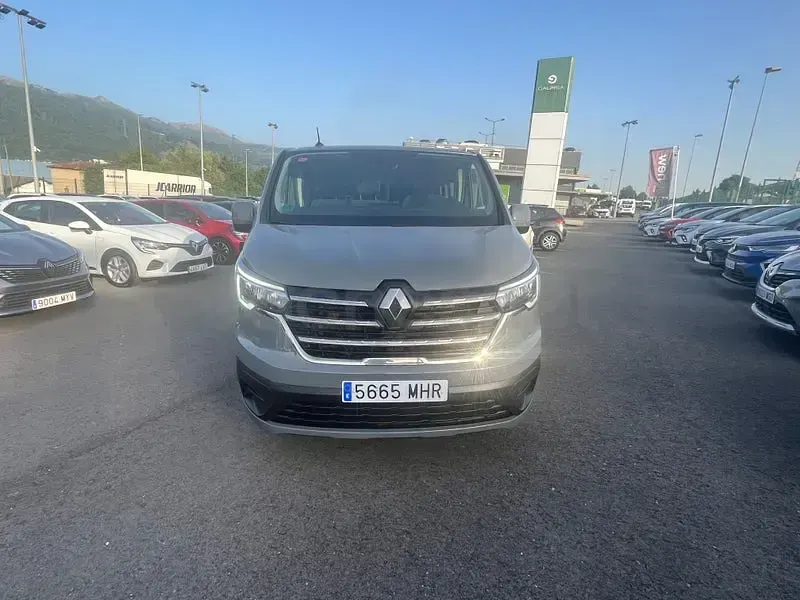 Usado Renault Trafic 110 CV (80 kW) 2023 Gris / plata Monovolumen
