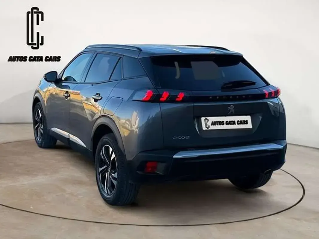 Usado Peugeot 2008 Allure 131 CV (96 kW) 2021 Gris / plata SUV