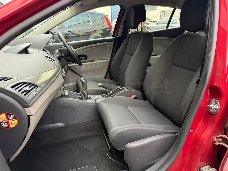 Usado Renault Mégane III Authentique 100 CV (73 kW) 2011 Granate Berlina