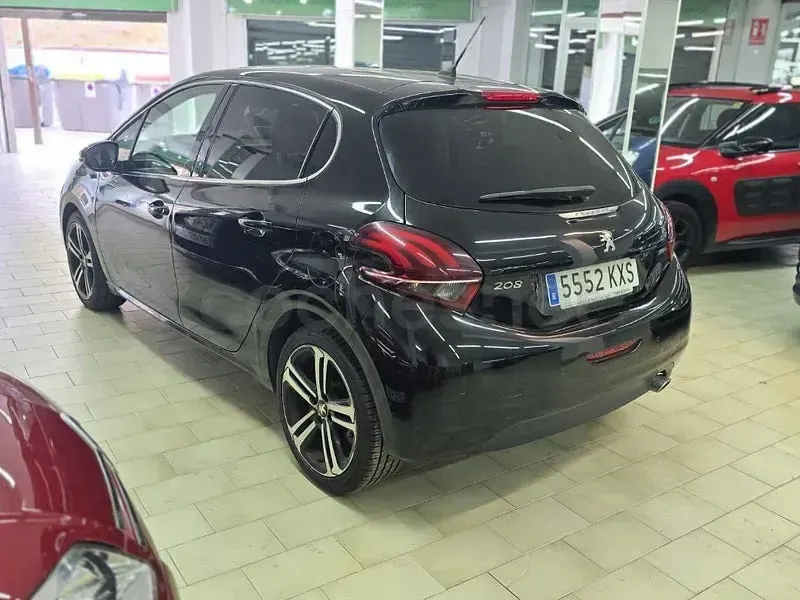 Usado Peugeot 208 GT-line 110 CV (80 kW) 2019 Negro Utilitario