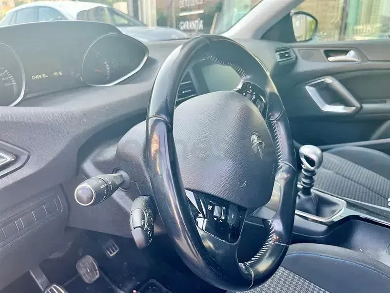 Usado Peugeot 308 Style 100 CV (73 kW) 2020 Granate Berlina