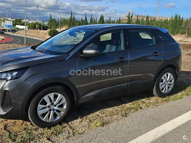 Usado Peugeot 3008 Active 130 CV (95 kW) 2022 Gris / plata SUV