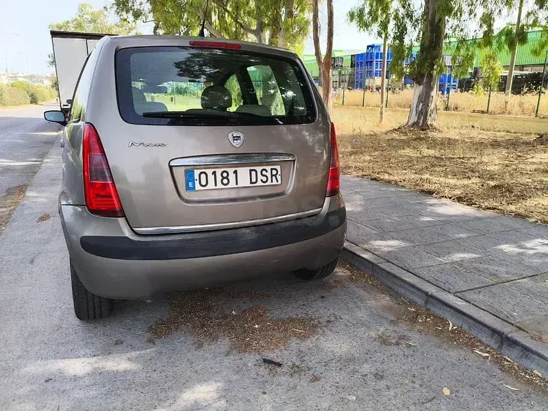 Usado Lancia Musa 95 CV (69 kW) 2005 Beige Monovolumen
