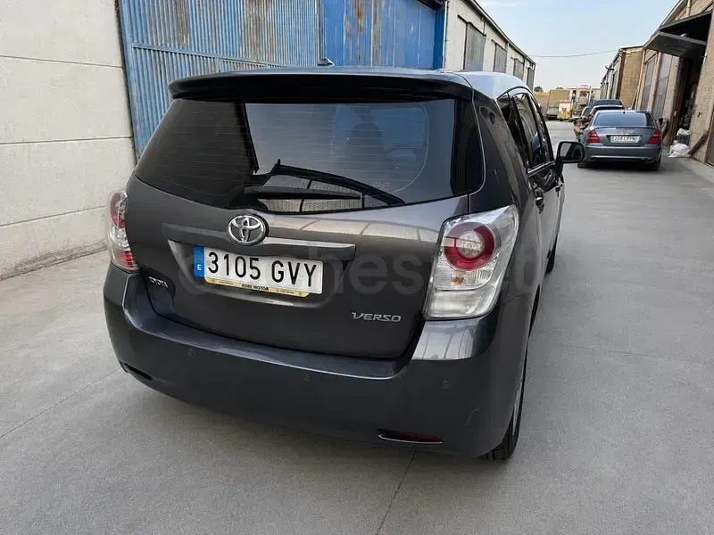 Usado Toyota Verso Live 126 CV (92 kW) 2010 Gris / plata Monovolumen