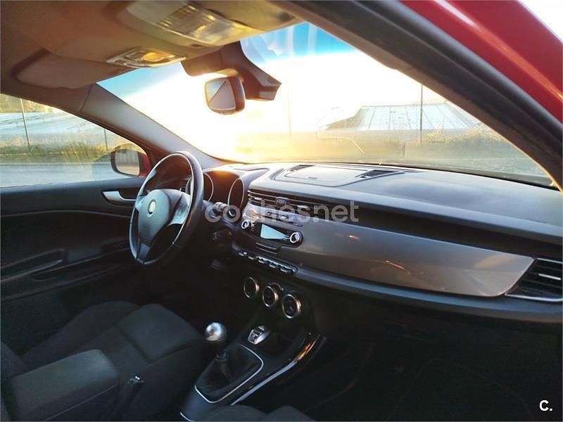 Usado Alfa Romeo Giulietta Distinctive 105 CV (77 kW) 2013 Rojo Utilitario
