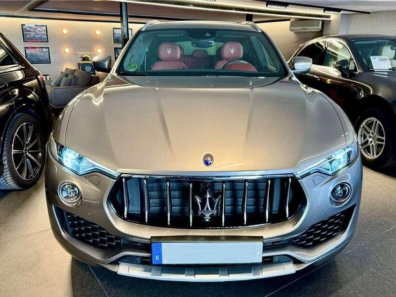 Plateado Usado 2017 Maserati Levante GranLusso SUV | 46.490 € (Caro) - Imagen 1/4