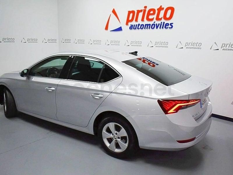 Usado Skoda Octavia Ambition 115 CV (84 kW) 2022 Gris / plata Berlina