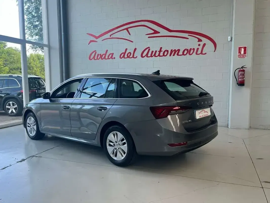 Usado Skoda Octavia Ambition 150 CV (110 kW) 2024 Gris Familiar
