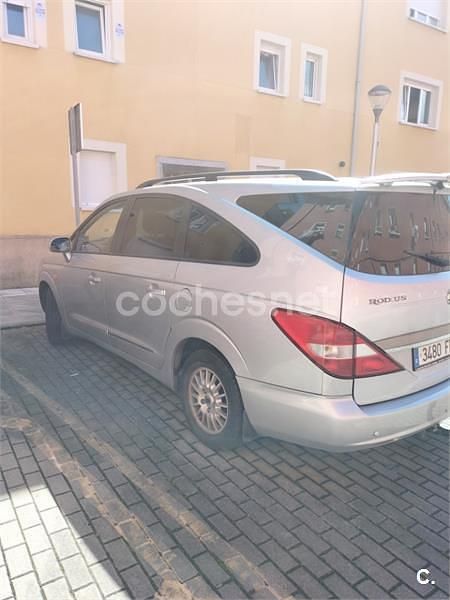 Usado Ssangyong (KGM) Rodius 165 CV (121 kW) 2007 Gris / plata Monovolumen