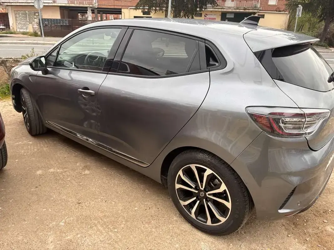Usado Renault Clio Techno 101 CV (74 kW) 2025 Gris Utilitario