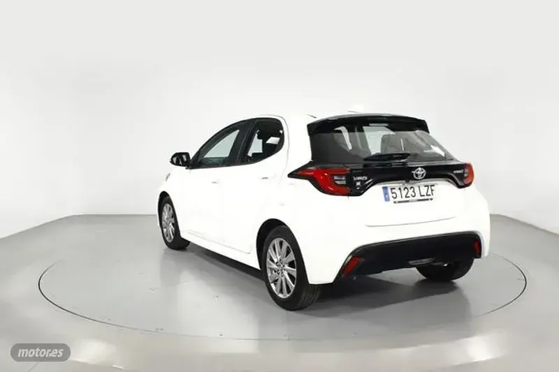 Usado Toyota Yaris Hybrid Active 116 CV (85 kW) 2022 Blanco Berlina