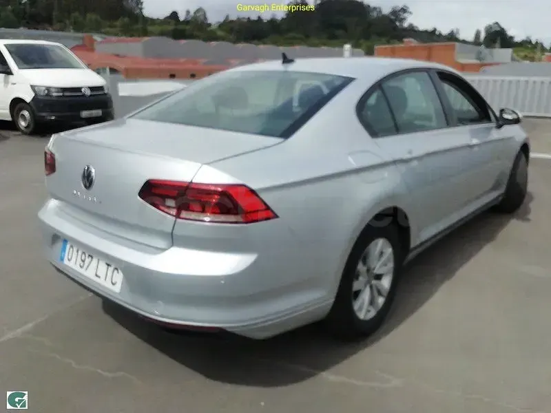 Usado VW Passat Business 150 CV (110 kW) 2021 Gris / plata Berlina
