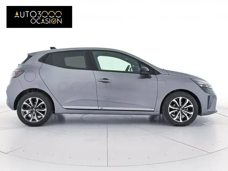Begagnad Renault Clio V Techno 100 HK (73 kW) 2025 Grå Sedan