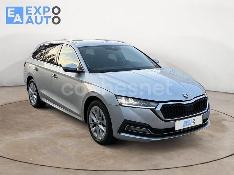 Gris / plata Usado 2021 Skoda Octavia Ambition Familiar | 20.475 € (Precio justo) - Imagen 1/4