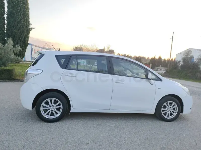 Käytetty Toyota Verso Active 126 HP (92 kW) 2011 Valkoinen Tila-auto
