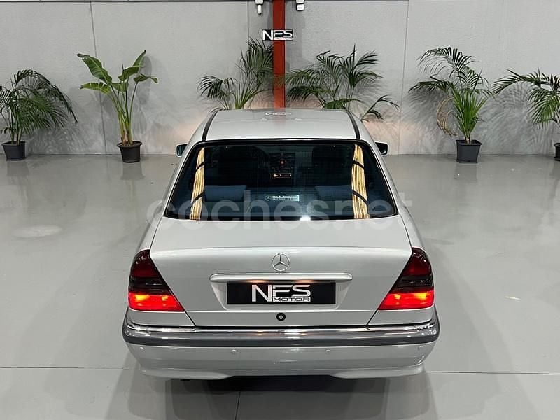 Usado Mercedes C180 Elegance 122 CV (89 kW) 1997 Gris / plata Berlina