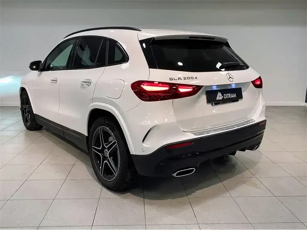 Usado Mercedes GLA200 150 CV (110 kW) 2024 Blanco SUV