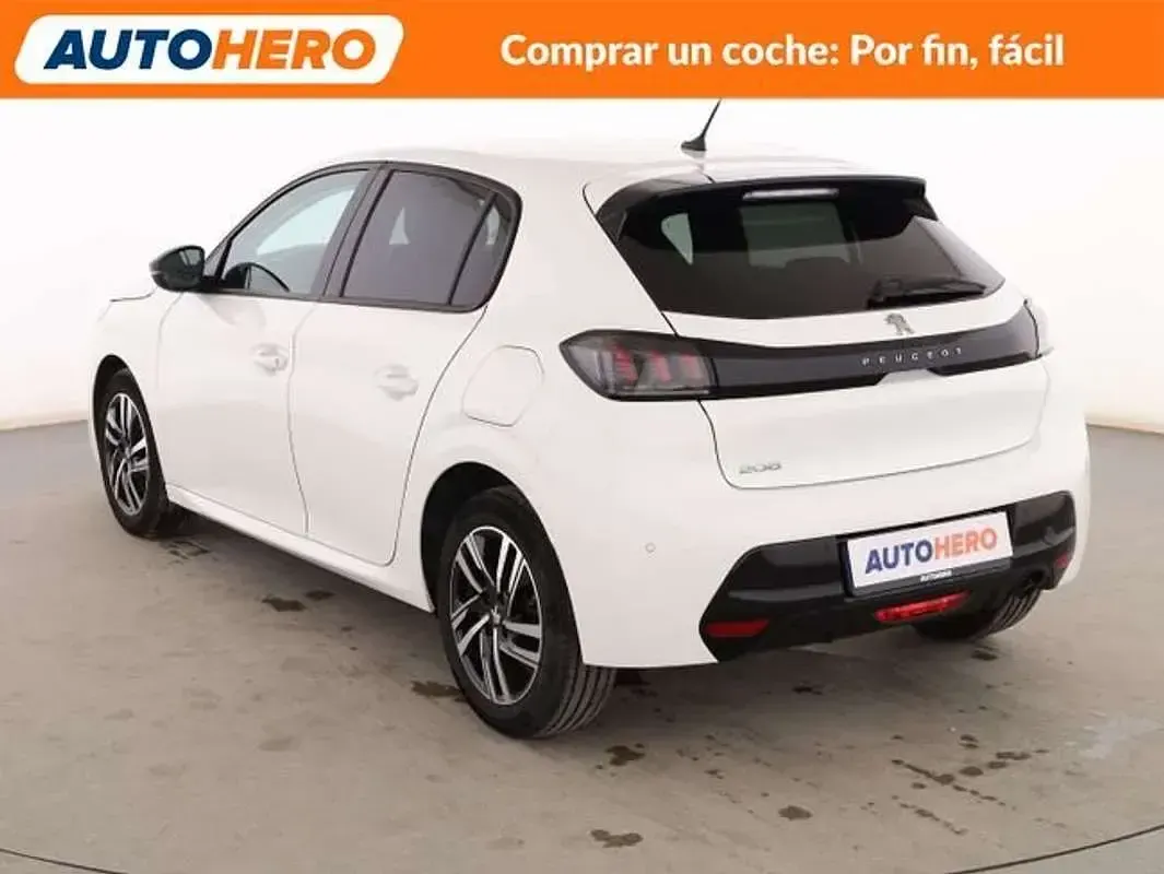Usado Peugeot 208 Allure 102 CV (75 kW) 2023 Blanco Utilitario