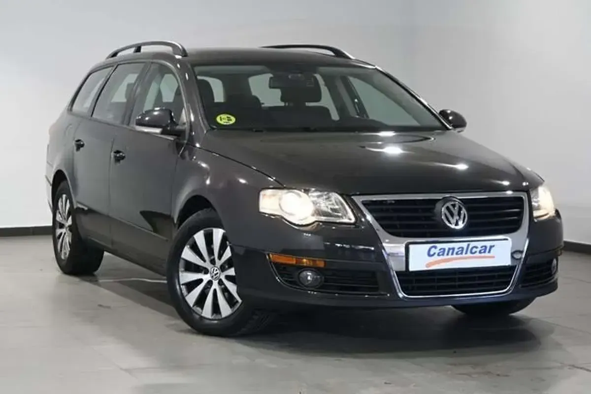 Usado VW Passat Edition 140 CV (102 kW) 2010 Marrón Familiar