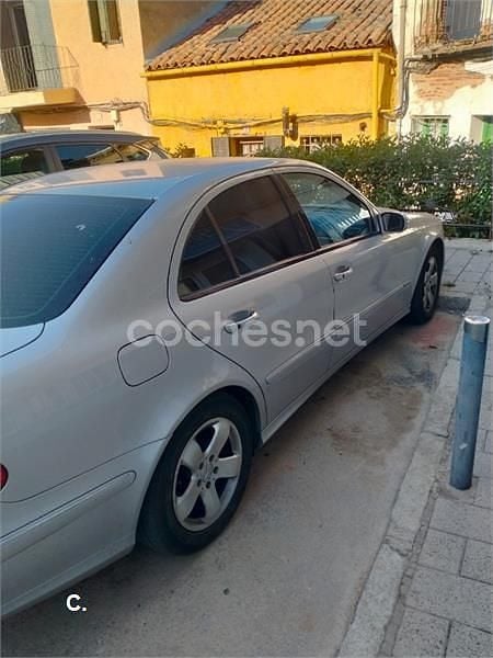 Usado Mercedes E270 Elegance 170 CV (125 kW) 2003 Gris / plata Berlina