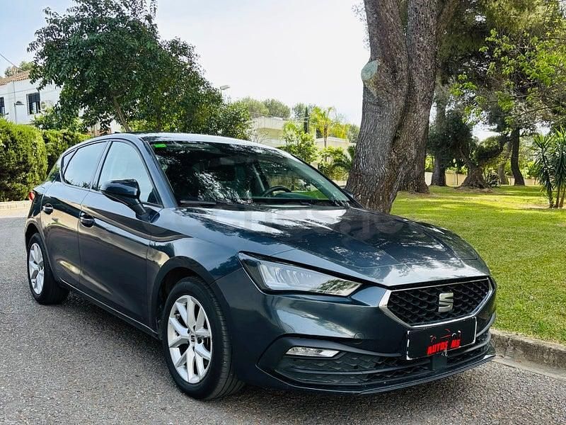 Usado Seat Leon Style 116 CV (85 kW) 2022 Gris / plata Berlina