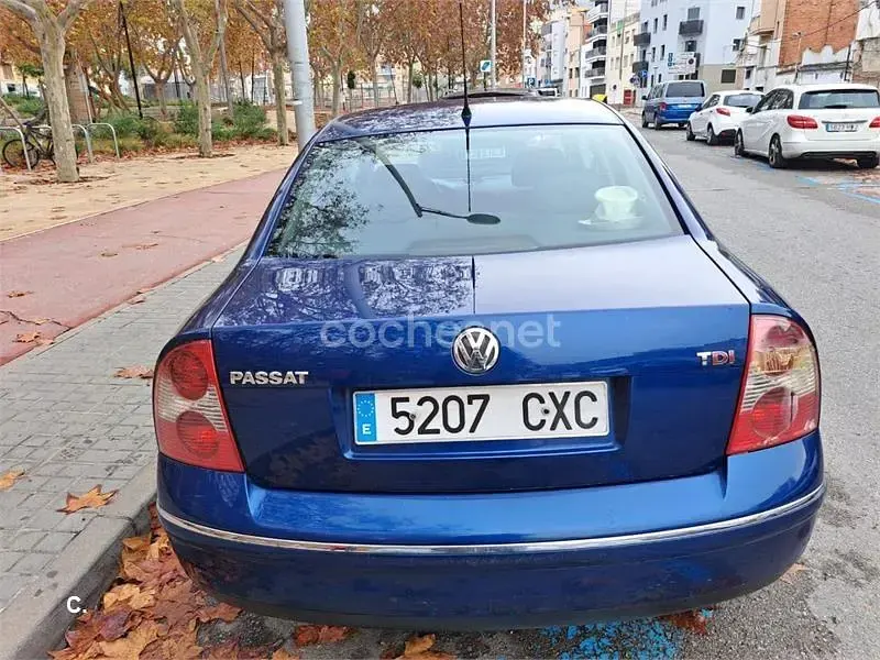 Usado VW Passat Edition 101 CV (74 kW) 2004 Azul Familiar