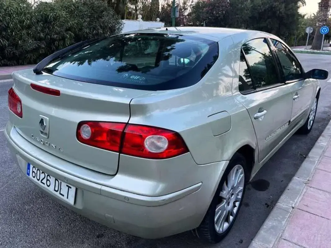 Usado Renault Laguna II Dynamique 135 CV (99 kW) 2005 Gris Berlina