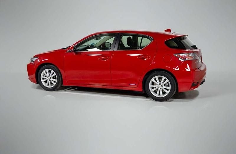 Usado Lexus CT200h 136 CV (100 kW) 2016 Rojo Utilitario