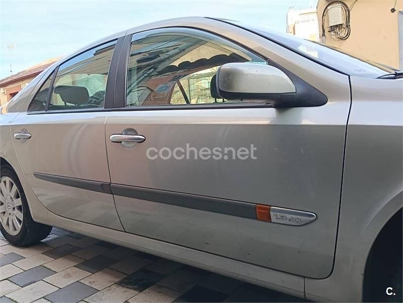 Usado Renault Laguna II Privilege 120 CV (88 kW) 2003 Gris / plata Berlina