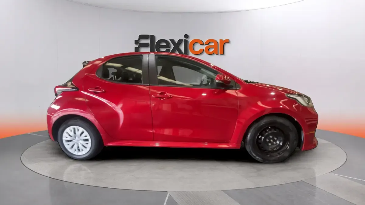 Usado Toyota Yaris Hybrid Active 116 CV (85 kW) 2023 Granate Berlina