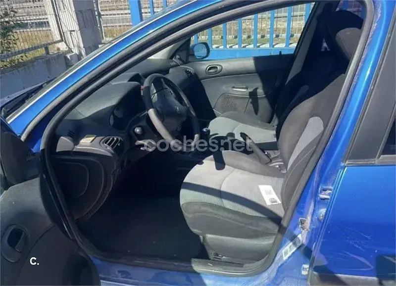 Usado Peugeot 206 70 CV (51 kW) 2004 Azul Berlina