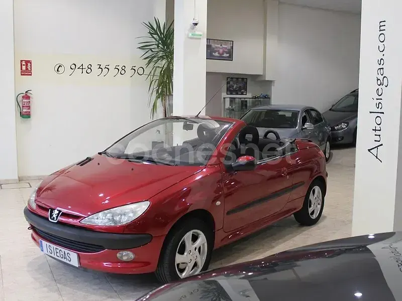 Usado Peugeot 206 110 CV (80 kW) 2001 Granate Descapotable