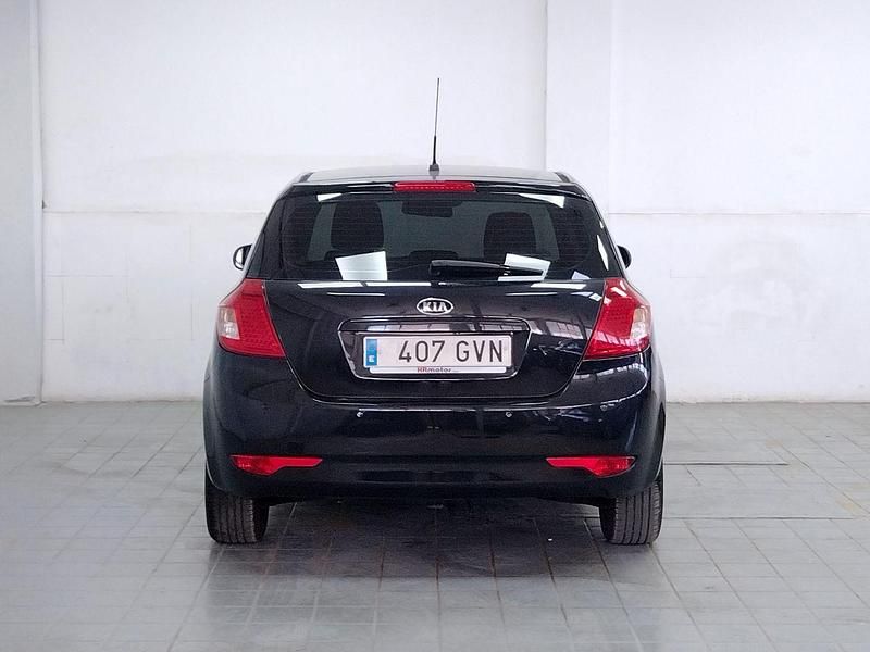 Usado Kia Ceed 91 CV (66 kW) 2010 Negro Utilitario